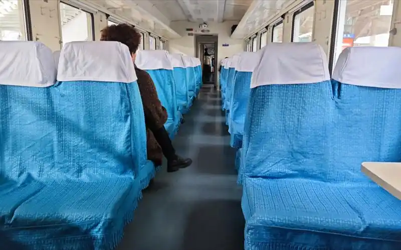 火车硬座熟悉的味道,勾起满满的回忆.