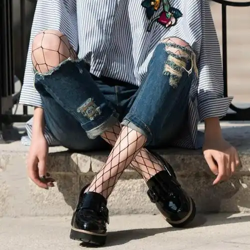 渔网袜可别乱穿,穿错显尴尬被人笑,这样穿时髦性感还显腿长