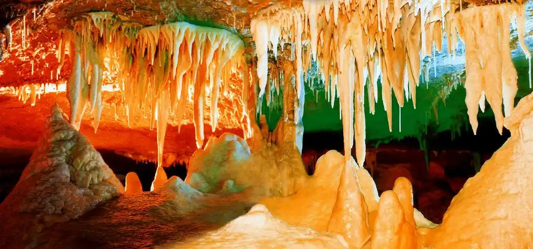 而且,特殊的地理地貌还孕育了特殊的地理景观——鲁山溶洞群(景区).