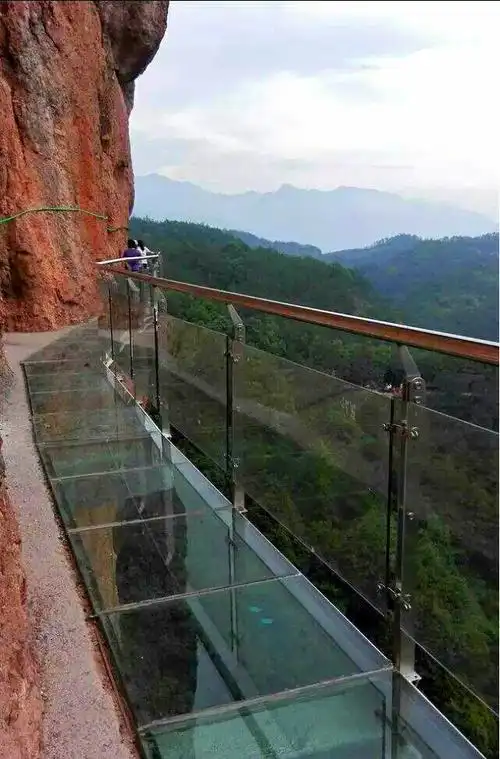 超级刺激的玻璃栈道