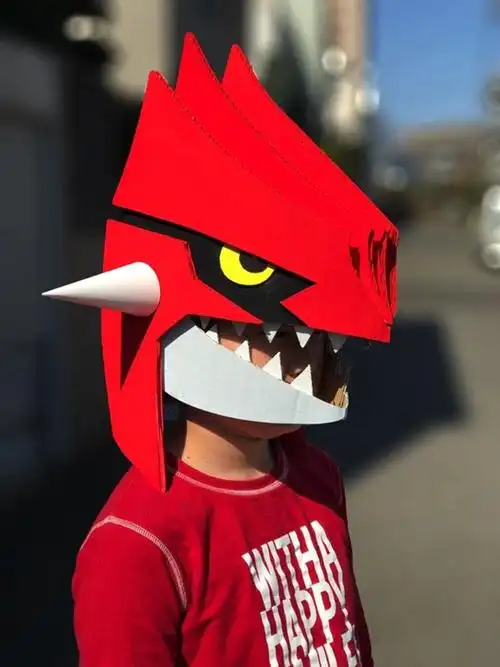 神人级老爸打造「超狂纸箱头盔」,儿子戴去学校「龙嘴一张」同学全都