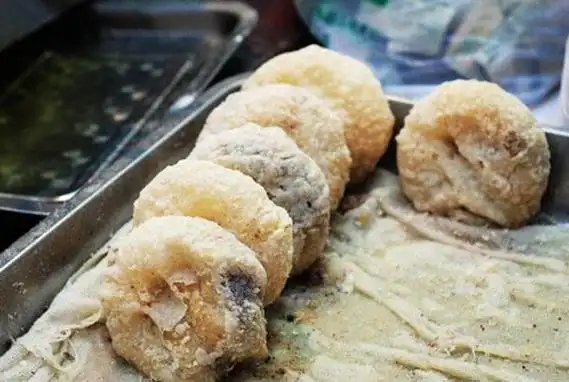 p>江米油糕,又叫软米油糕,糯米油糕,是 a href="#" data-lemmaid="