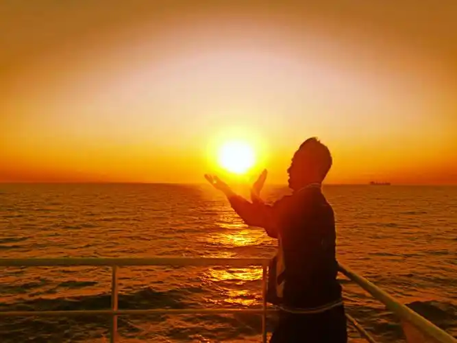 李宪双手托起海上日落