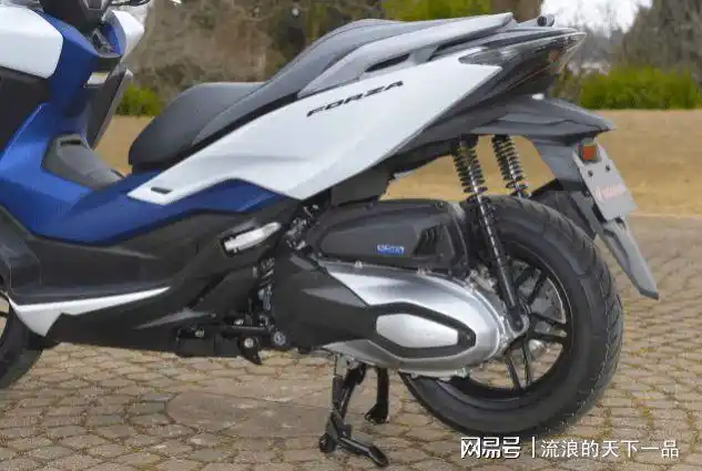 本田新款250cc踏板摩托极限竞速