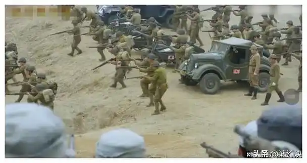 然而令人想不到的是,这些战士所谓的"埋伏",竟然只是在距离鬼子不过