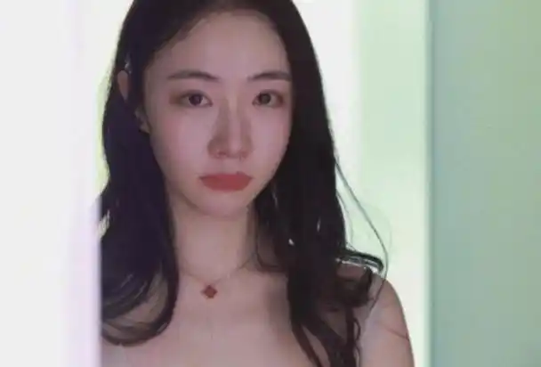 最近,娱乐圈掀起一股轰动,霍尊的前女友陈露被控涉嫌经济犯罪,将面临