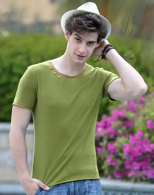 军绿色时尚圆领短袖t恤