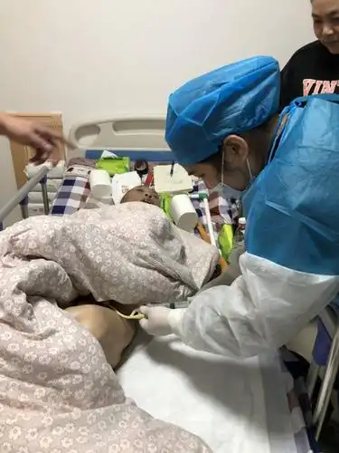 给老人拔出尿管