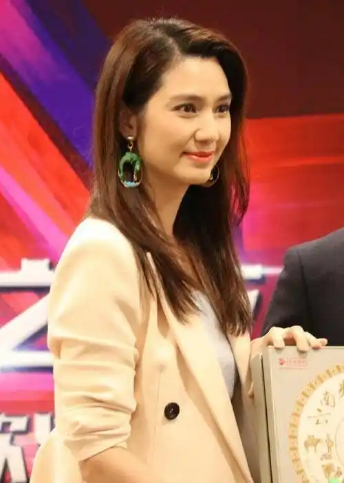 49岁洪欣好酷,白色花呢套装短裙秀出大长腿,优雅时尚有超模气场_红色