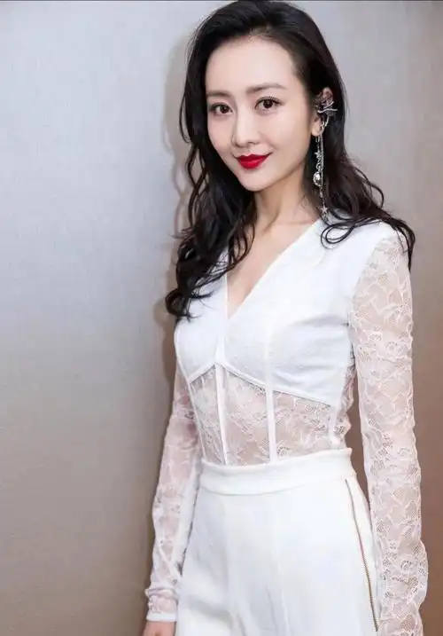 王鸥和李纯怎么那么像她们两个人是什么关系