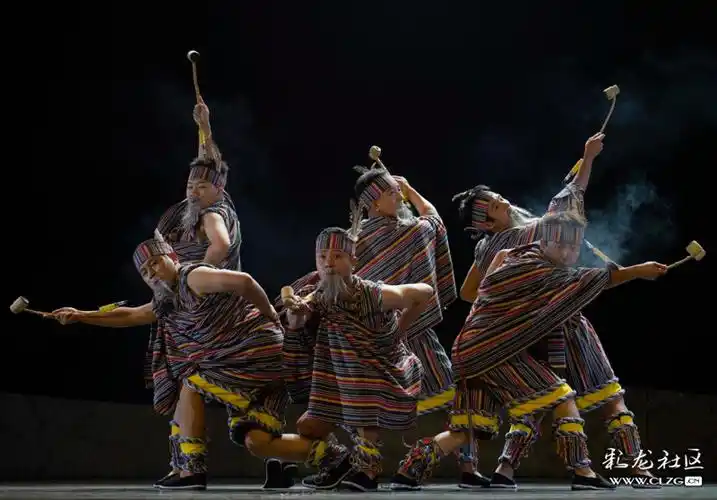 独龙族舞蹈诗《独龙·南青》,让你感受那一段段动听的独龙故事…-彩龙