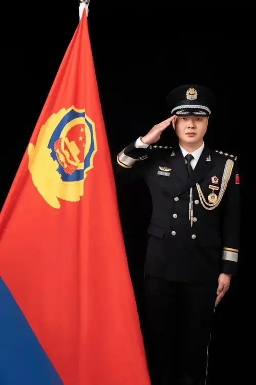 一身警礼服  光荣从警路在聚光灯下礼服警徽熠熠闪耀光影交错间庄严的