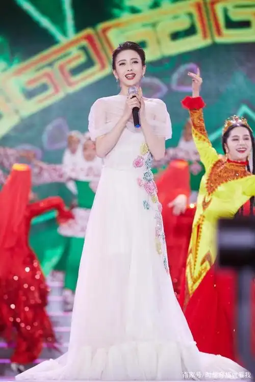 佟丽娅参加春晚的礼服真好看,高贵大方,又不失时尚范儿!