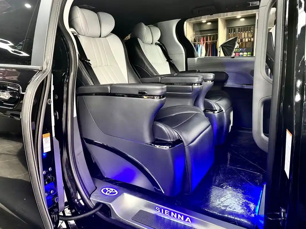 丰田塞纳内饰定制升级 氛围感直接拉满