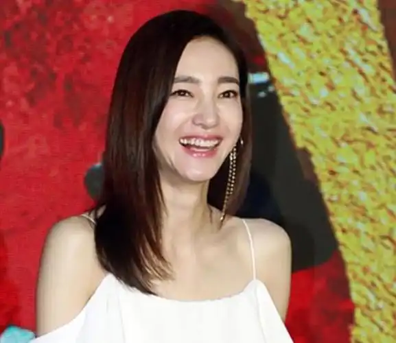 素颜女神王丽坤整形失败吗?脸僵大小眼!