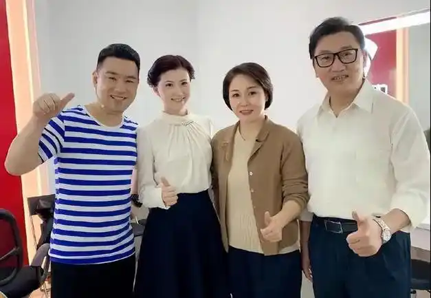 梁宇:19岁成为广东台主持人,27岁娶了女同事云菲,现在当了领导