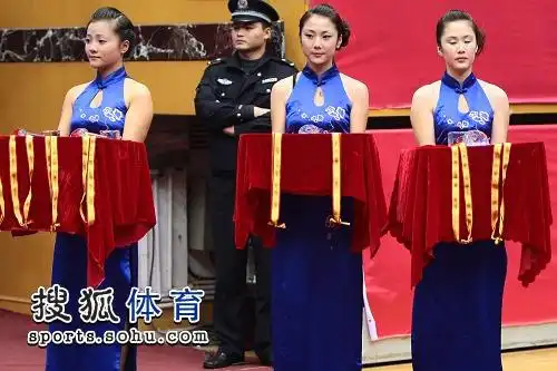 礼仪小姐捧奖牌