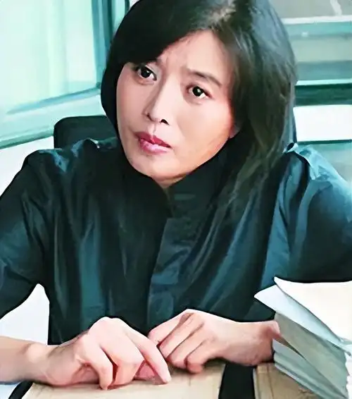 80年代改革开放后,开放的思想也逐步影响了年轻人,丁嘉丽就是其中之一