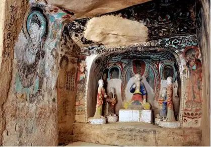 西千佛洞因位于莫高窟(俗称千佛洞)之西而得名,开凿于党河河岸的悬崖