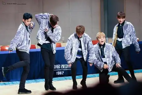 次的主唱队对于拍合照总有一套他们自己的想法