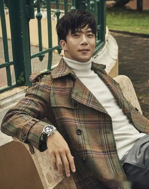 河锡辰,越南画报公开~ 河锡辰在随画报进行的采访里说到:不会对"知性