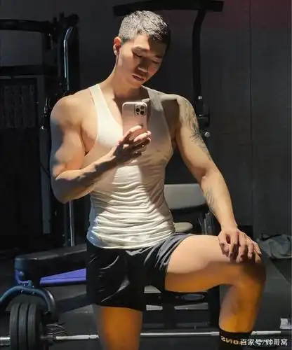 阳光帅气的颜值, 略带小男生青涩与强壮的身材,充满了反差感!