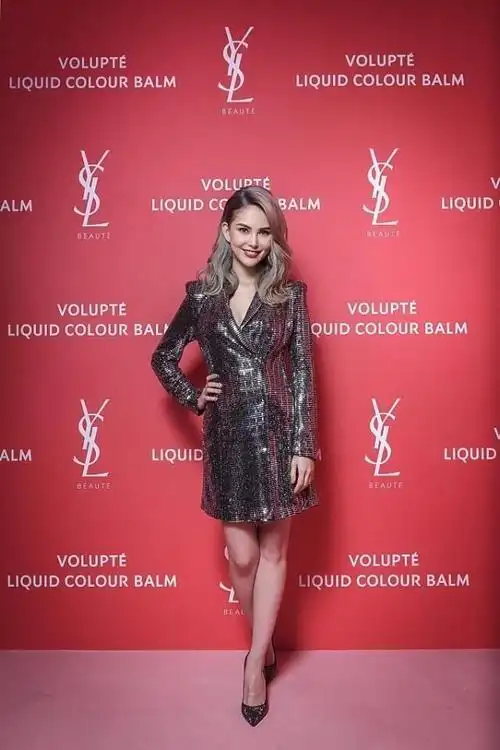 昆凌的穿衣品味有点特别,银色亮片西装看着挺旧,但宽肩显气场