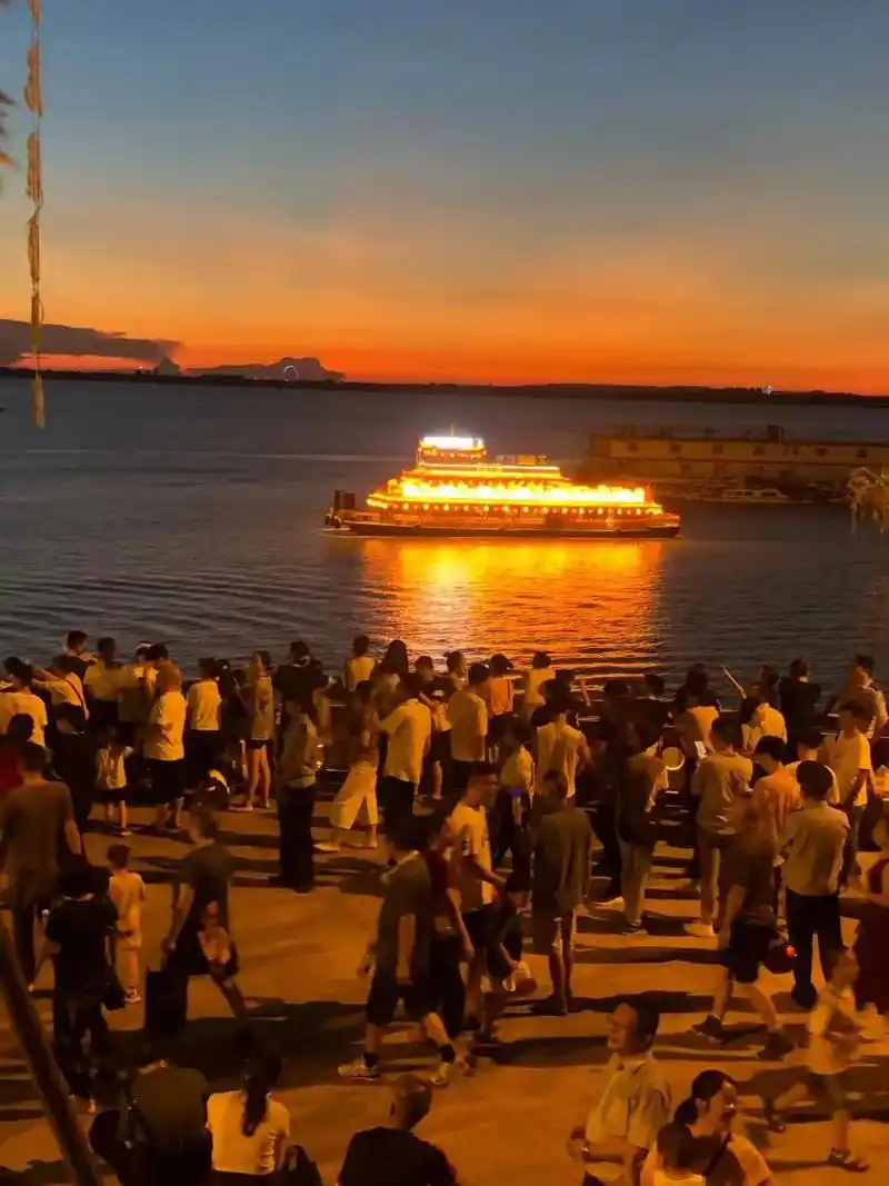 洞庭渔火节.点亮巴陵广场#相约古城夜景 #烟花盛宴 - 抖音