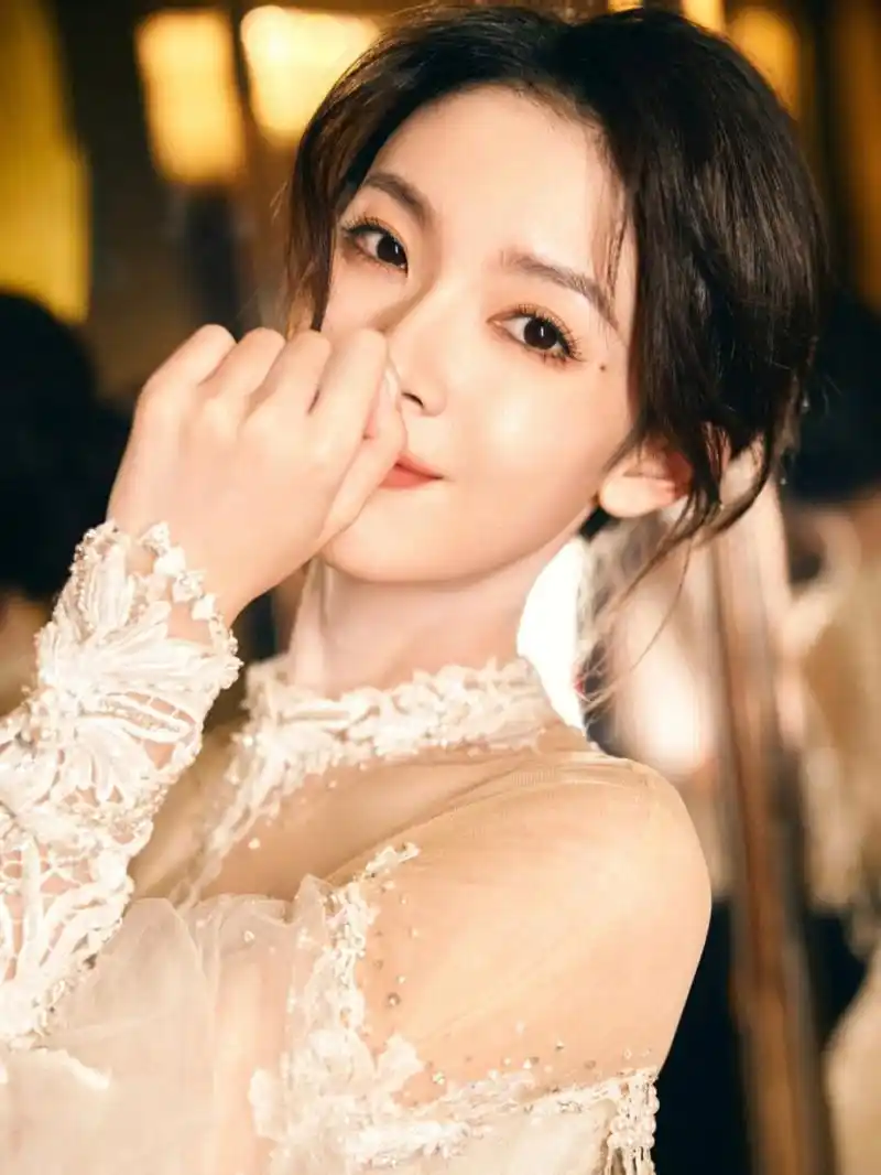 陈瑶的一组蕾丝长裙写真精选