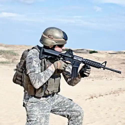 拿着枪的武警战士