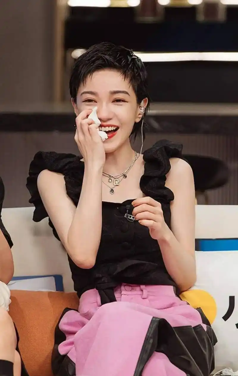 原创            台湾女星郭采洁穿吊带黑衣超美!