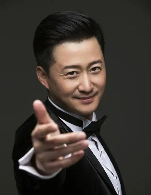 吴京玩自己的梗变成表情包给奥运会加油一张敬礼图还连发六年