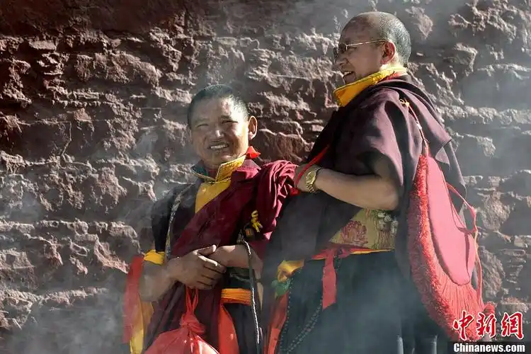 藏传佛教噶玛噶举派主寺楚布寺举行展佛仪式