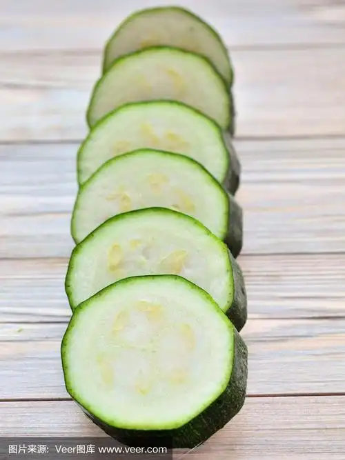 把西葫芦切成片放在桌上