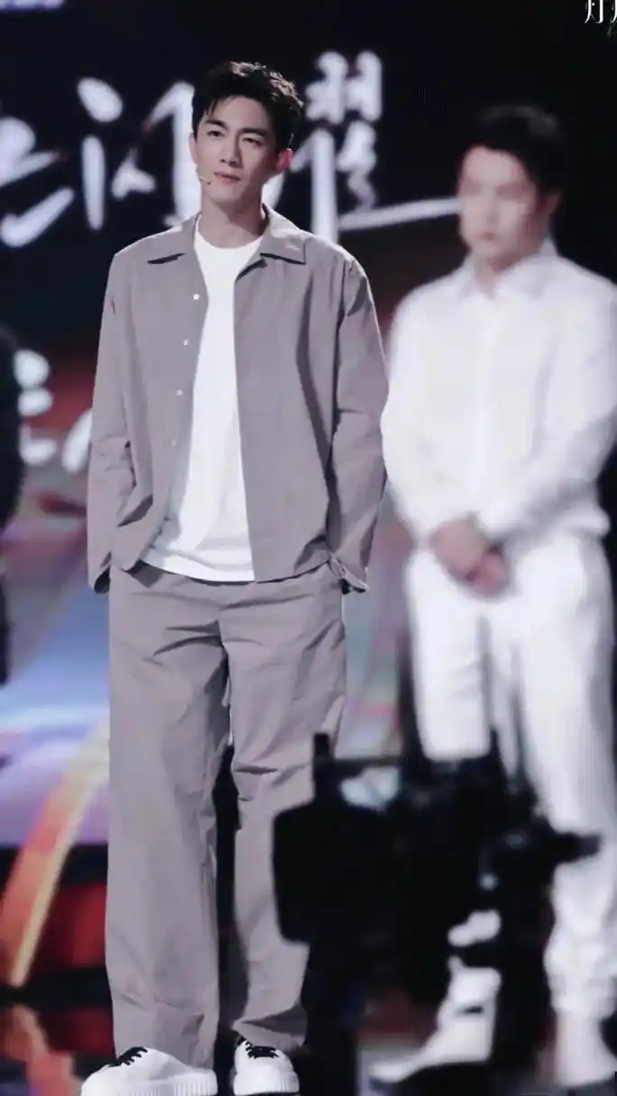 林更新身高在那,只要不胖,穿搭上点心,基本都能称为帅哥,更何况这位