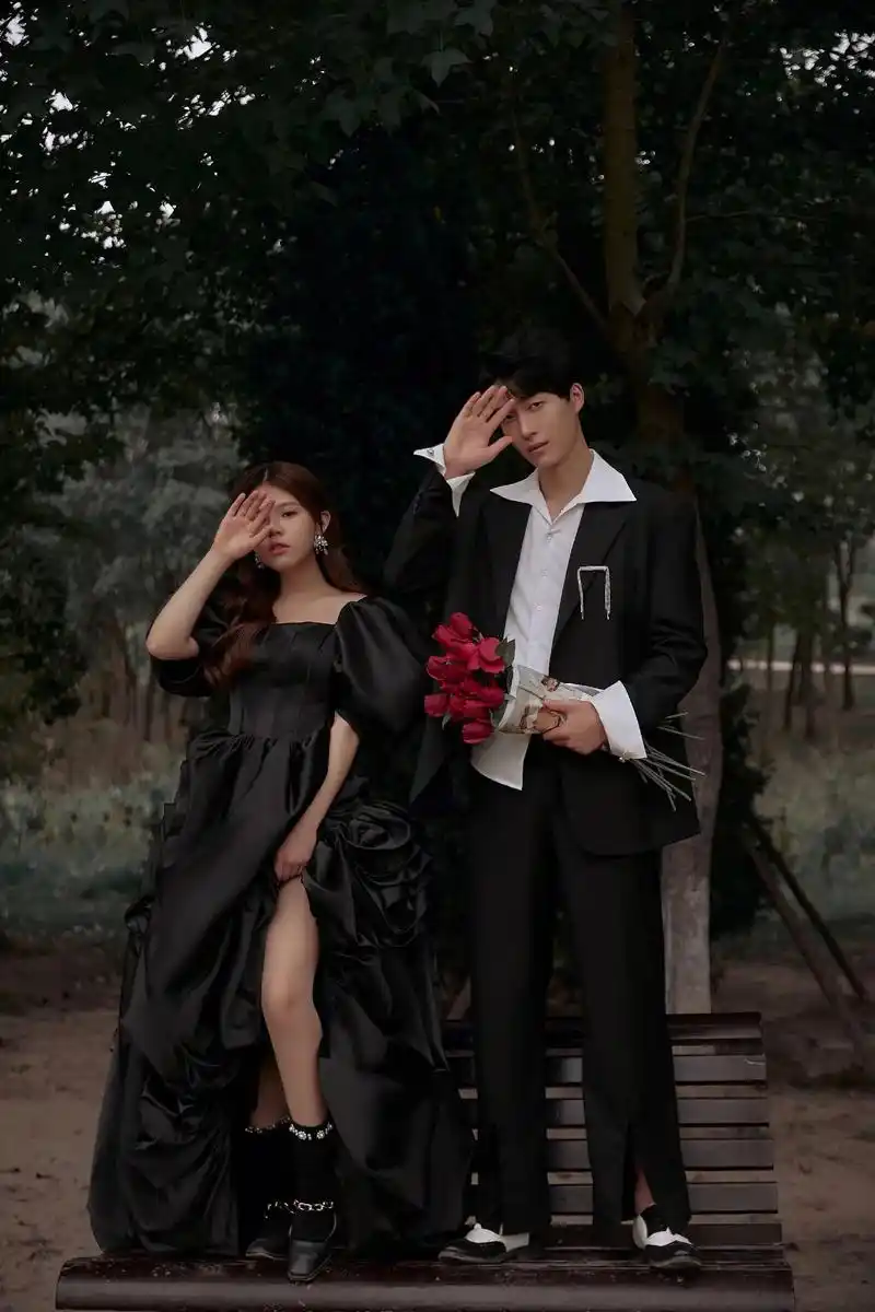 不一样的森系婚纱照黑色礼服
