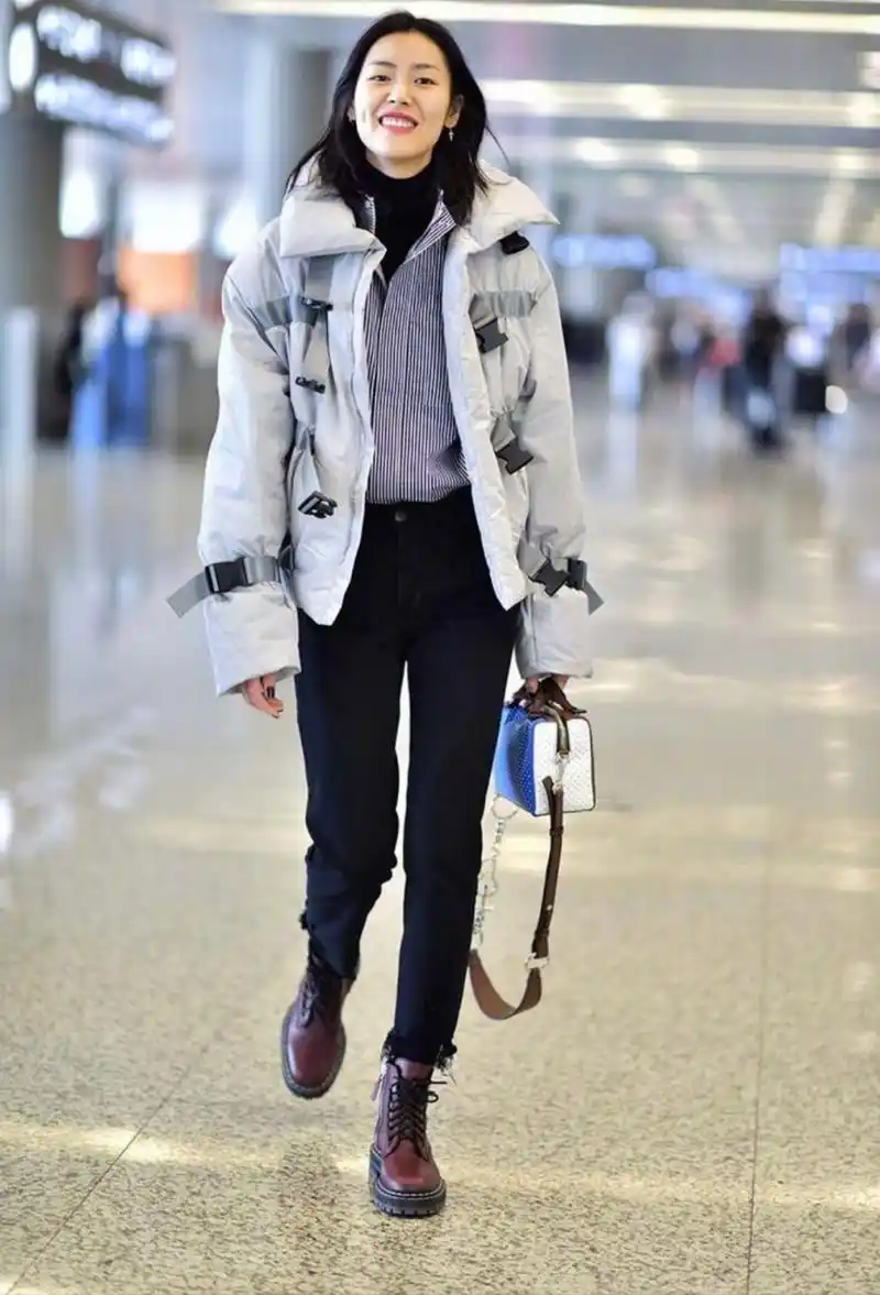 刘雯的冬日穿搭,厚底鞋 直筒裤是标配,上衣随意发挥[滑稽].
