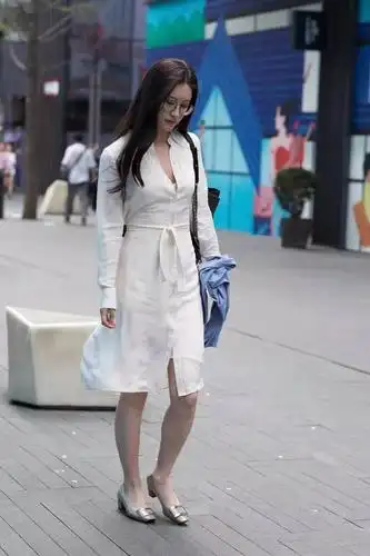 街拍白色连衣裙美女知性优雅