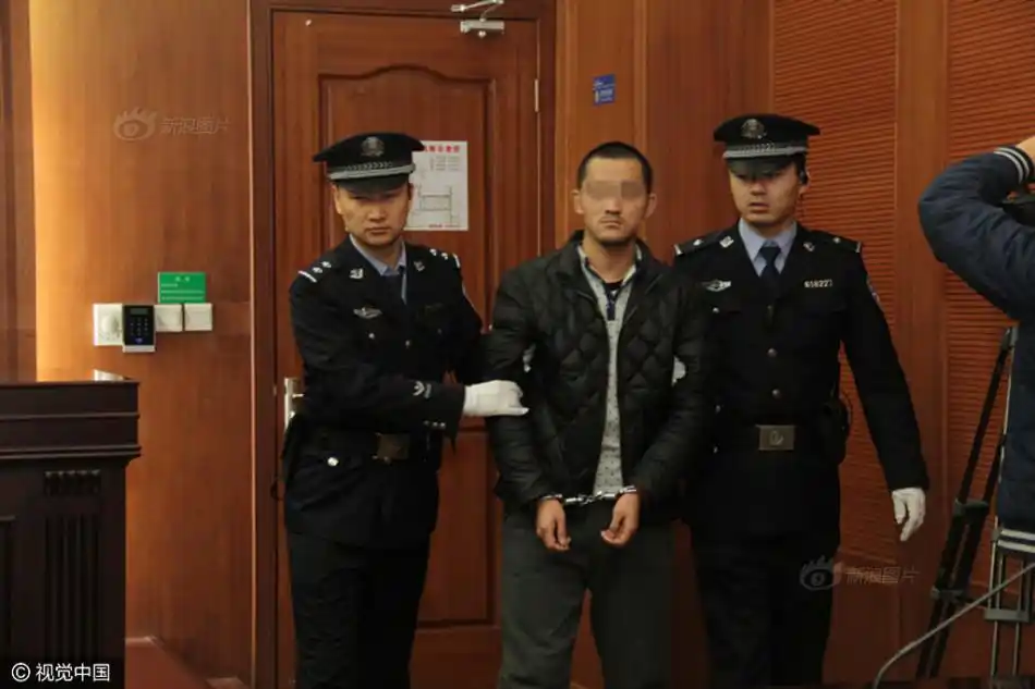 审判长宣判死刑时,霍民将头埋下,紧闭双眼,法警带离时,因为双腿发软