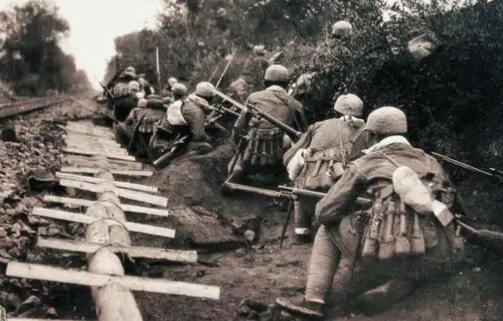 开国将军回乡探亲,发现哥哥正要出门要饭,结果当地官员全被撤职