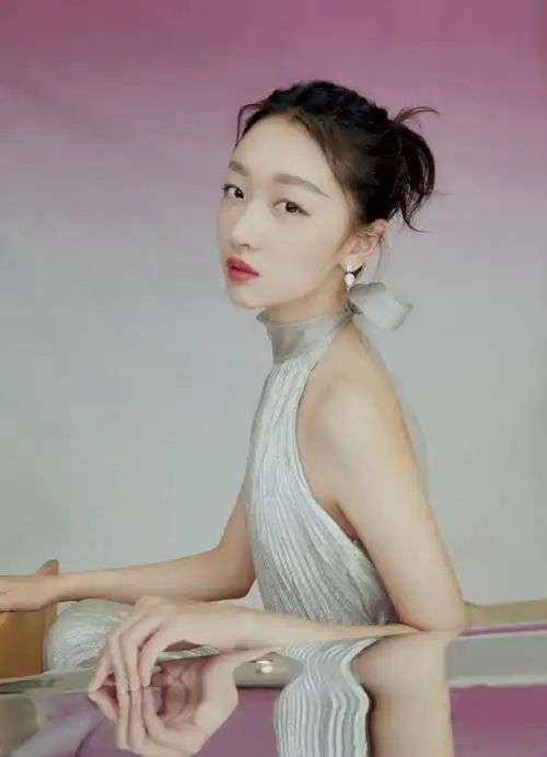 周冬雨佩戴白金镶钻耳环与戒指出席北京电影学院建校70周年