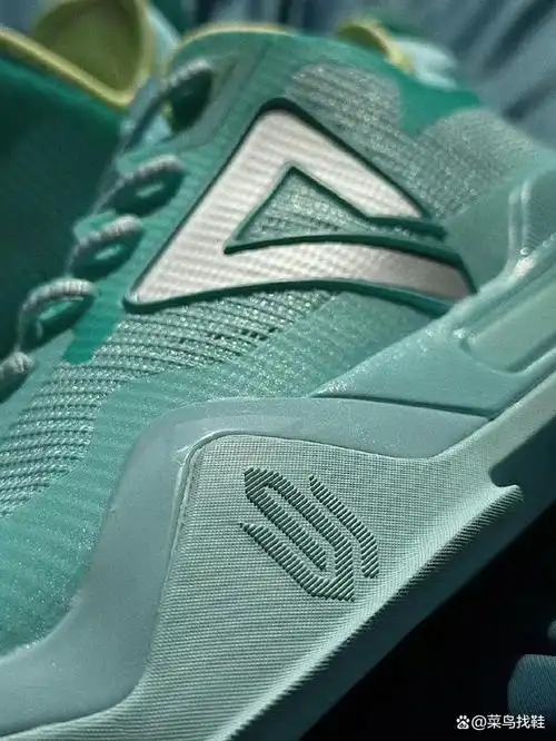 匹克旗下当家球星安德鲁-维金斯所效力的勇士队,为匹克旗下的篮球鞋