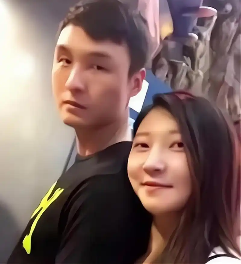 2019年,王暖暖在泰国经历了一场死里逃生的悬崖惊魂事件后,历经了3年