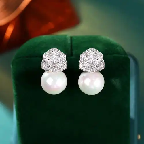 新款时尚珍珠耳环轻奢简约高档气质耳坠复古s925银针女山茶花耳钉