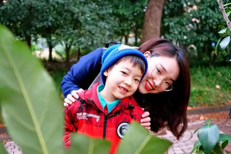 亲子照之大手拉小手