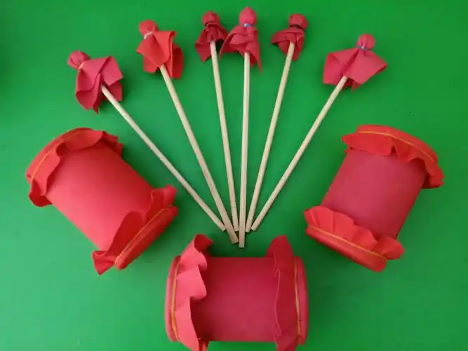 吴起县博爱幼儿园开展"废旧利用,制作幸福小鼓"主题活动