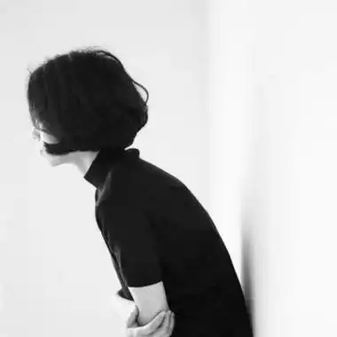 背影头像女黑白色伤感情侣短发