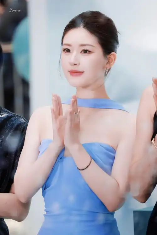 赵露思适乐肤品牌洁面代言人##赵露思冰蓝抹胸长裙##赵露思冰蓝倩影