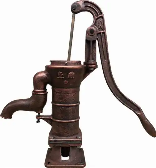 水井手动老式原始农村抽水水泵压水地下井手摇水泵