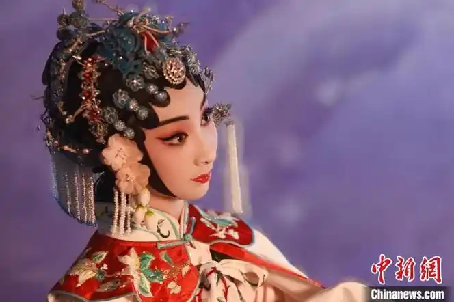 "00后"京剧花旦跨界混搭"戏腔国风" "声"入年轻人心_委内瑞拉_新闻